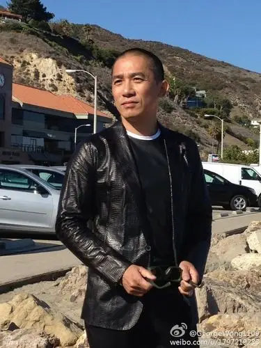 梁朝伟帅气亮相美加州海滩 影帝也爱玩自拍(组图)