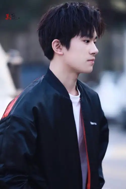 易烊千玺到达慕尼黑#易烊千玺超话盘点易烊千玺海外工作路透图,隙定