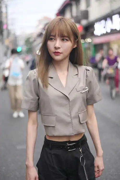 张语格穿露脐外套秀蛮腰长发披肩性感帅气