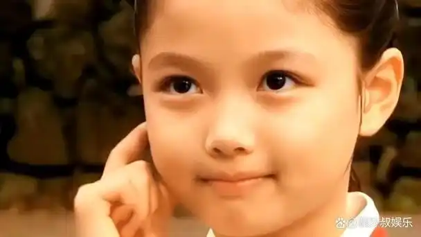 作为韩国最著名的童星,小时候的金裕贞圆圆的脸蛋,简直就是萌萌哒的代
