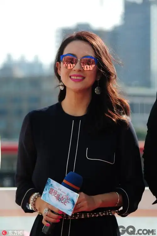 发布会现场章子怡感慨为人母的浪漫感受,葛大爷则一如既往守口如瓶,对