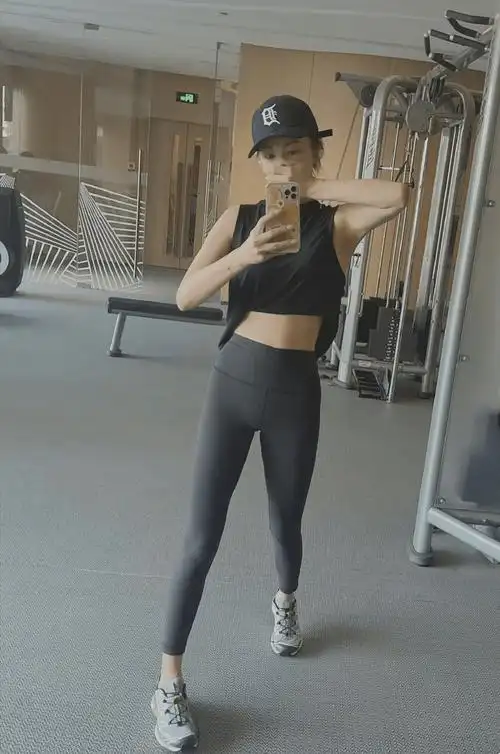 女神张雨绮晒居家健身照,穿紧身衣瘦成一道闪电,大脚丫像男人_身材