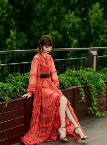 被毛晓彤惊艳到,红裙摇曳生姿,华丽优雅,就连下颌线都这么完美