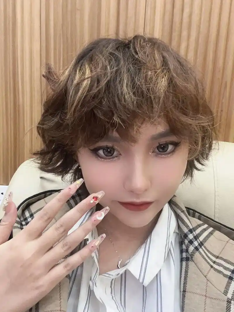 今天去接了新的长指甲,美少女战士美甲为了鼓励 - 抖音