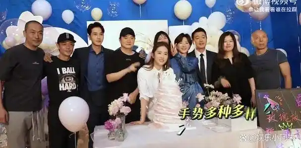 在戏外,两人在发布会上一见面便相互拥抱,万茜特意挑选了一条粉色丝巾