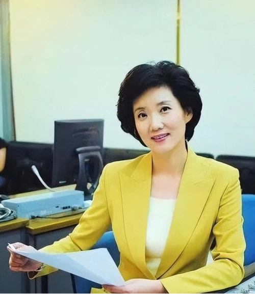 央视首席女主播新闻联播26年0失误今56岁无儿女陪伴