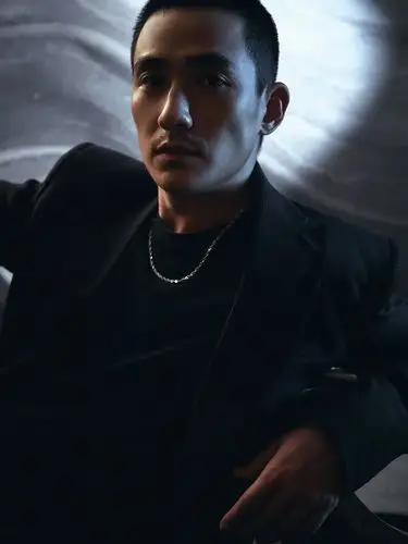 朱一龙寸头蓄胡造型曝光,都快忘了他长啥样了