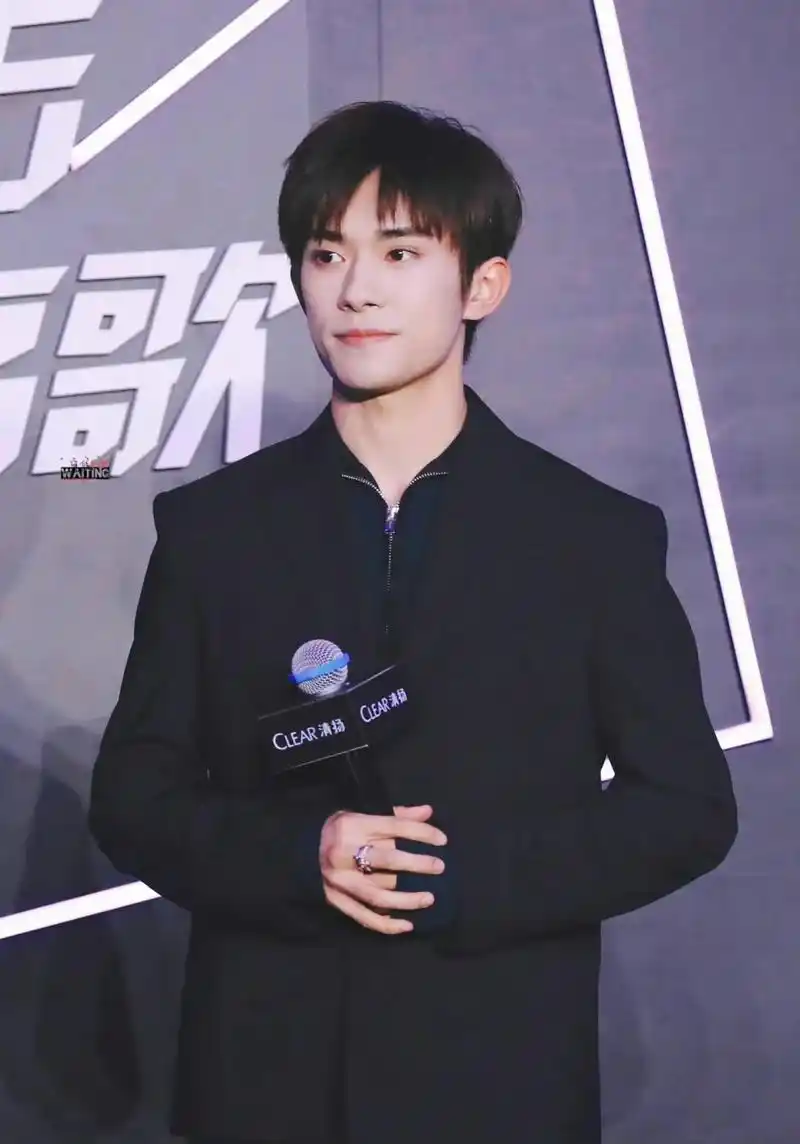 易烊千玺浅浅的微笑,我们看着看着都笑了