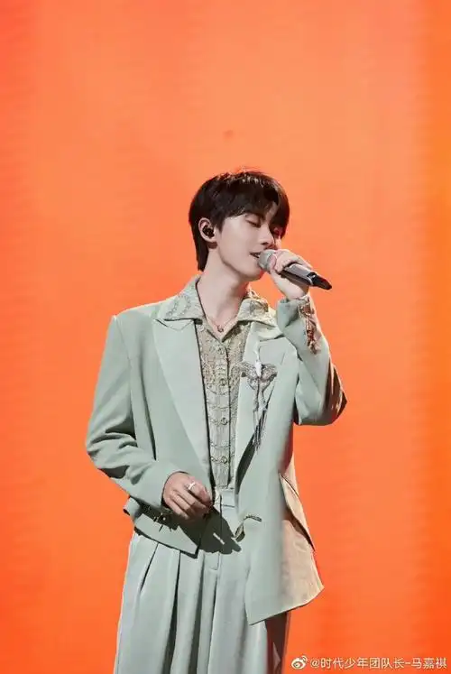 马嘉祺镂空花朵刺绣衬衫##马嘉祺镂空刺绣外套