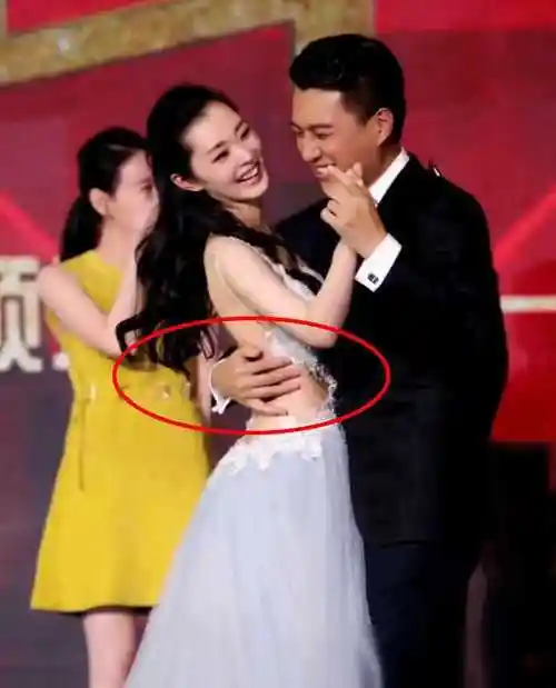 宋轶为出名也是拼了!录节目只穿"肚兜",靳东紧张手抱腰太用力