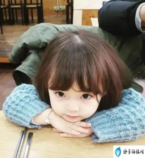 这种齐刘海短发能提升小女孩的乖巧气息,让女童更有可爱的感觉,这种