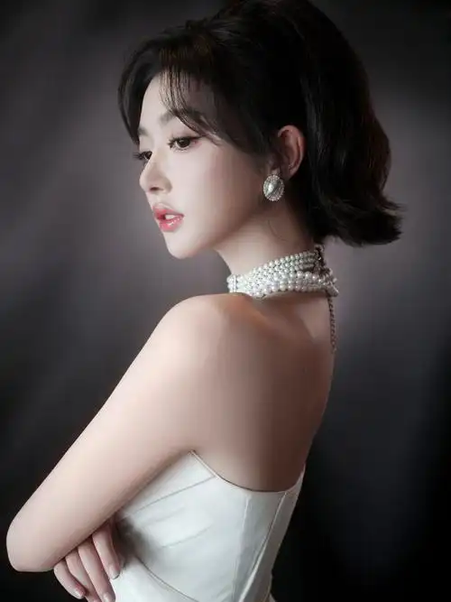 孔雪儿身着白色抹胸长裙,翩然灵动,明眸善睐,诠释复古美学-爱读书