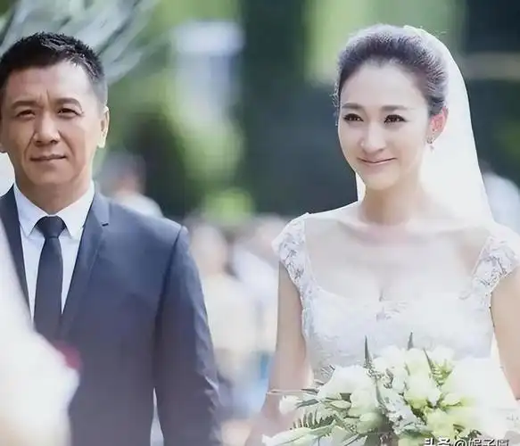 孙东海,一位家世显赫的富商,不仅财力雄厚,更有着风度翩翩的气质.