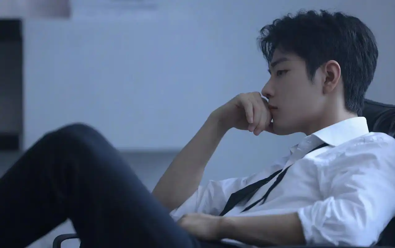 肖战白衬衫花絮照九宫格