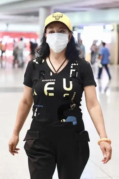 刘晓庆逃过了"中年危机",穿修身t恤配哈伦裤,反而很有曲线