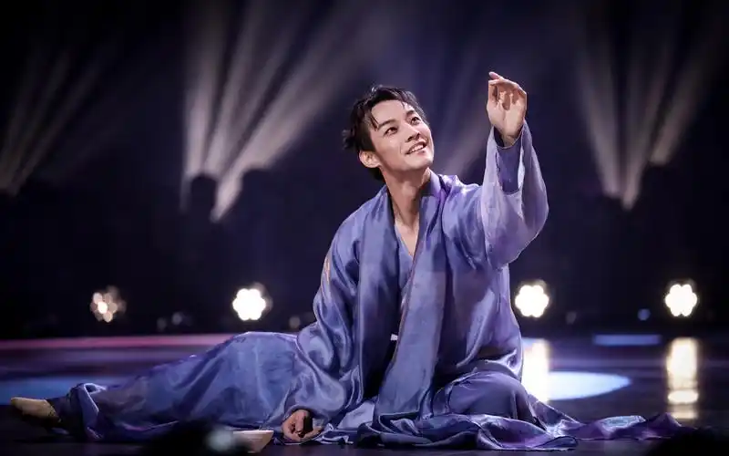 舞蹈风暴舞台纯享古典舞小生罗昱文问月以古典身韵呈现