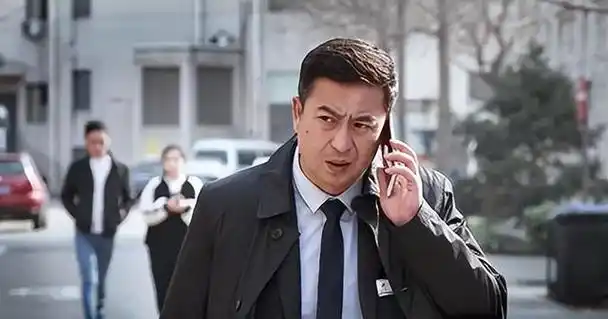 张嘉译放弃一婚杜珺后,二婚娶24亿离异富婆,现成人生