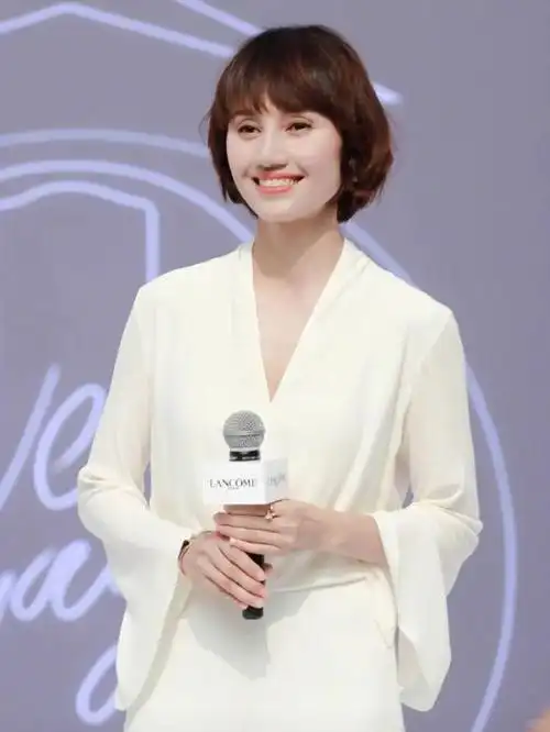 47岁袁泉有种超越年龄的美!气质穿搭惹人关注 果然是古早美人