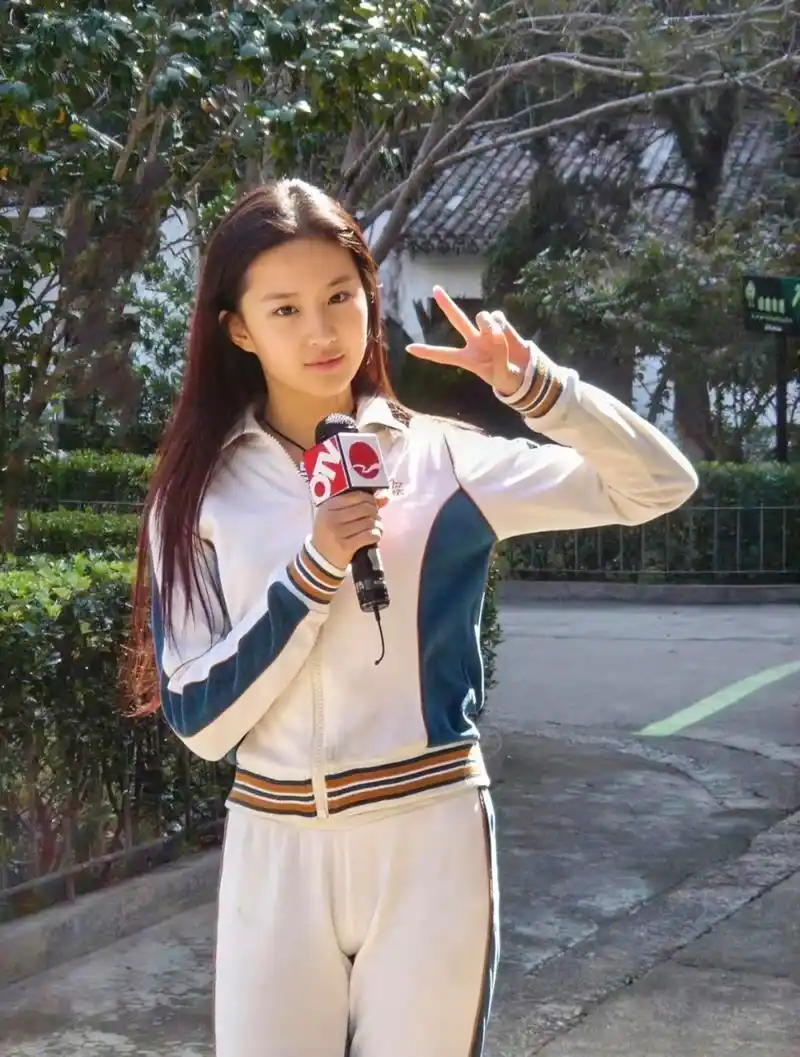 早期穿运动服套装奔跑的刘亦菲,真是活力四射
