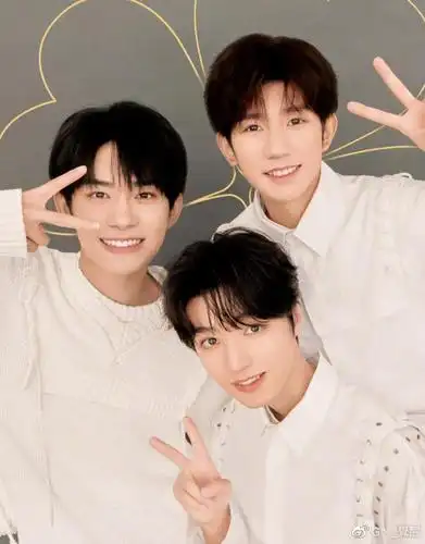 王俊凯王源终于同框了不过很可惜王俊凯身高已超过王源半个头