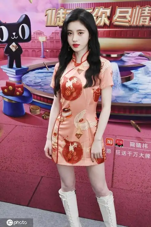 鞠婧祎一袭旗袍亮相港式妩媚妆容明眸电眼惹人怜