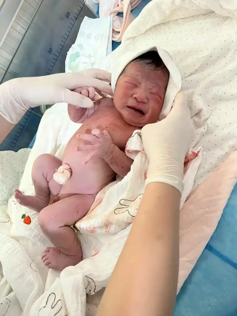 刚刚出生的小宝宝 #出生第一张照片 #记录这一刻 #产房喜 - 抖音