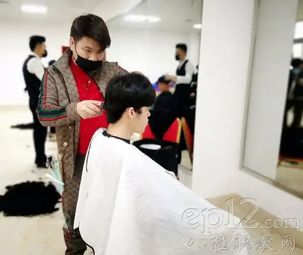 理发师为学生精心修剪头发