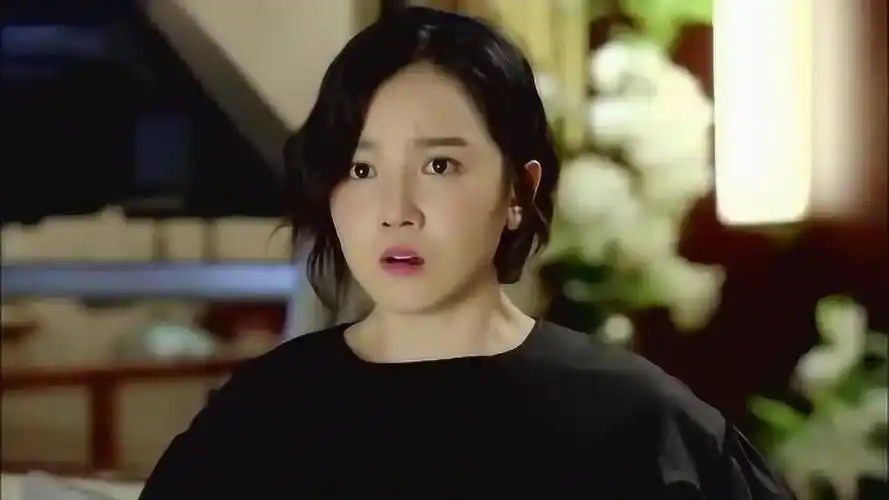 小别离正在看电视剧的蒂娜疯了一样跑进房间这是怎么了