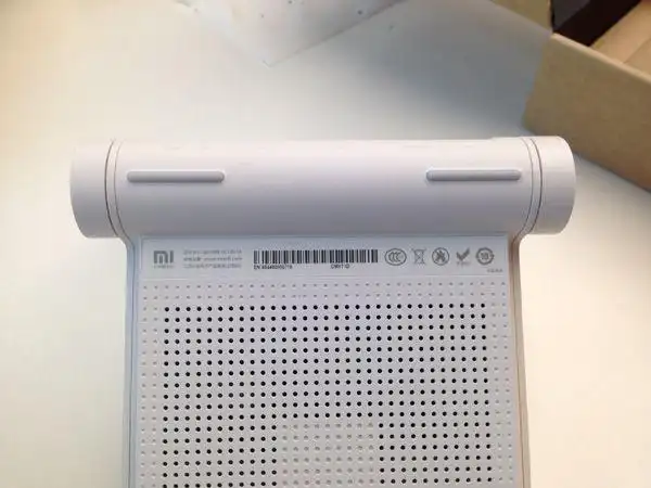 小米路由器mini版真机图评测:神似苹果触控板