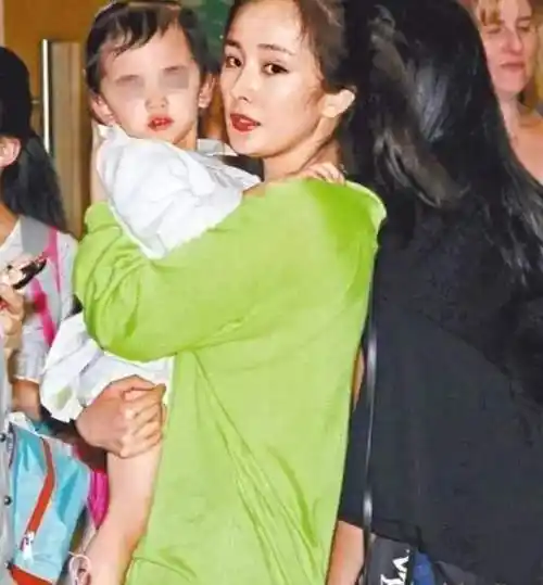 杨幂公开为小糯米庆生,对女儿称呼太豪爽,祝所有小朋友节日快乐