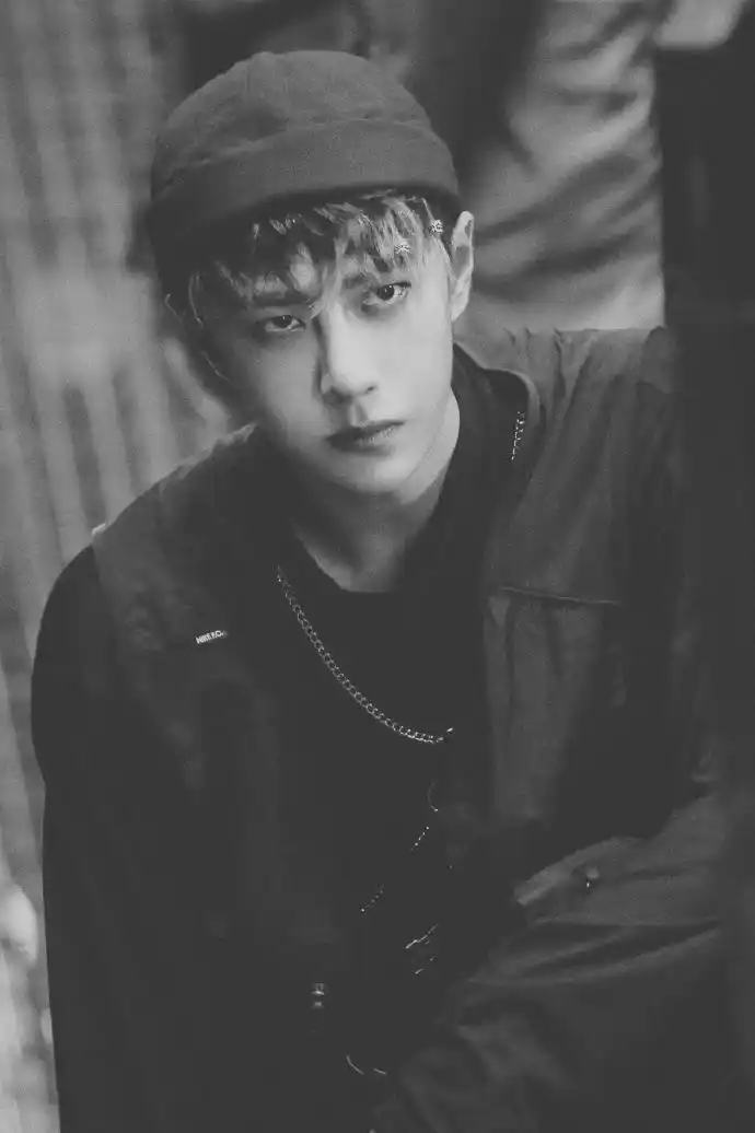 王一博蓝绿脏辫痞帅十足 眼神坚定冷艳高贵