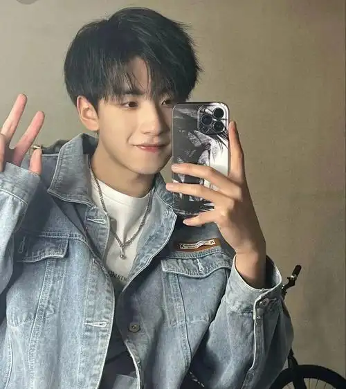 男生发型三七分