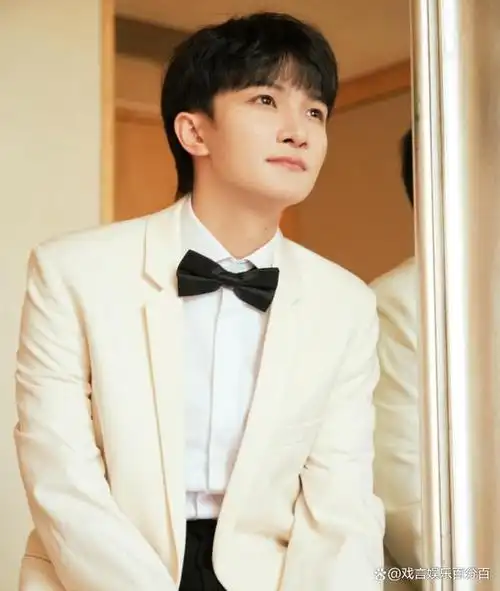 不忘初心音乐会:周深贡献殿堂级表演,歌唱祖国,坐实艺术家称号