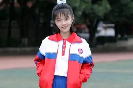 各阶段校花对比,初中清纯可爱,高中明艳动人,大学堪比女神