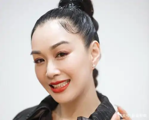 钟丽缇穿紧身衣机场起舞,挤眉弄眼花样摆pose,舞姿性感身材火辣