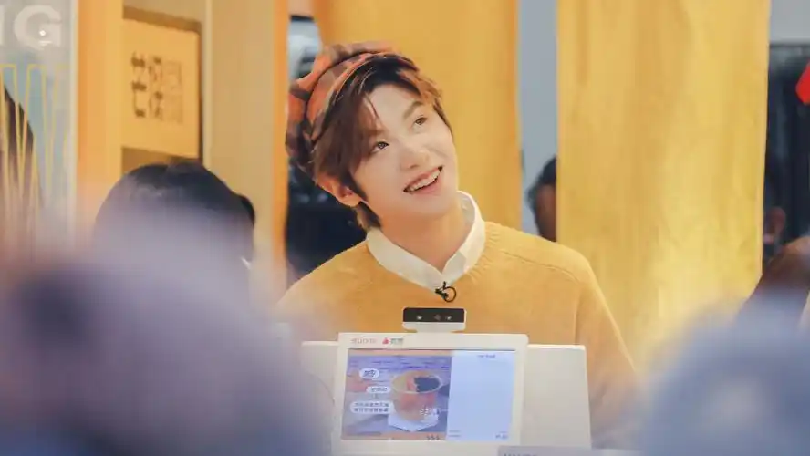 黄明昊饭拍,太可爱了小黄店长,笑的太甜的男孩子呀