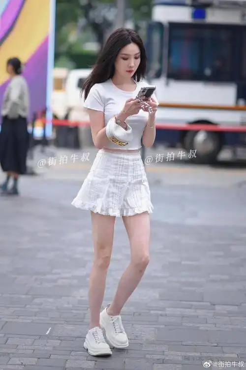 美女穿着漂亮的白色花边裙出街