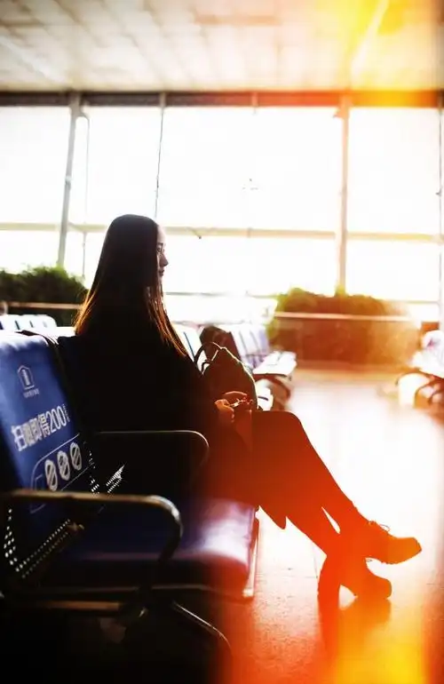 周末的早晨,买了张去往隔壁城市的车票,一个人在候车室里静静的等着