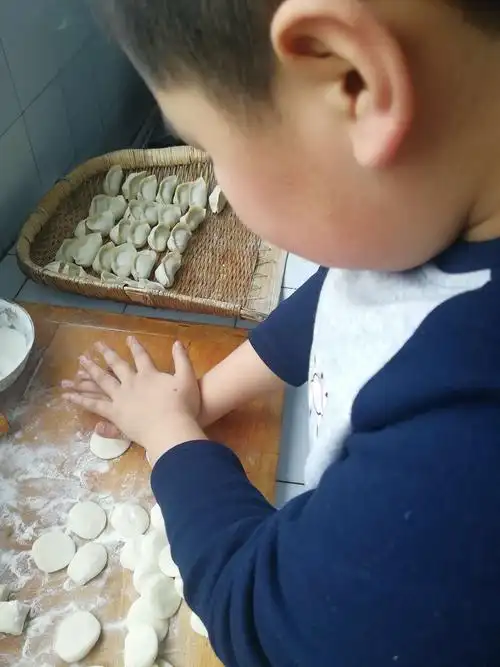 过年了!孩子自己擀面皮,包饺子,吃上一口自己包的饺子,多美味啊!