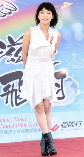 林忆莲对自己身材真自信穿小一号的裙子在身上看着真有点紧