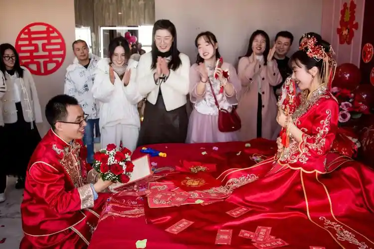 7715囍2023/11-2807999699 迟来的婚礼照片  - 抖音