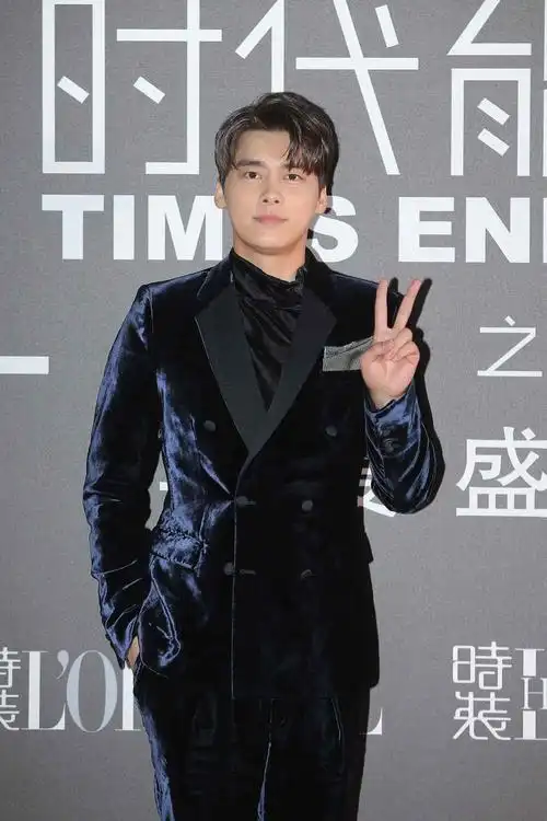 时装之夜周冬雨女仆装很尴尬,王子文低v吸晴无数