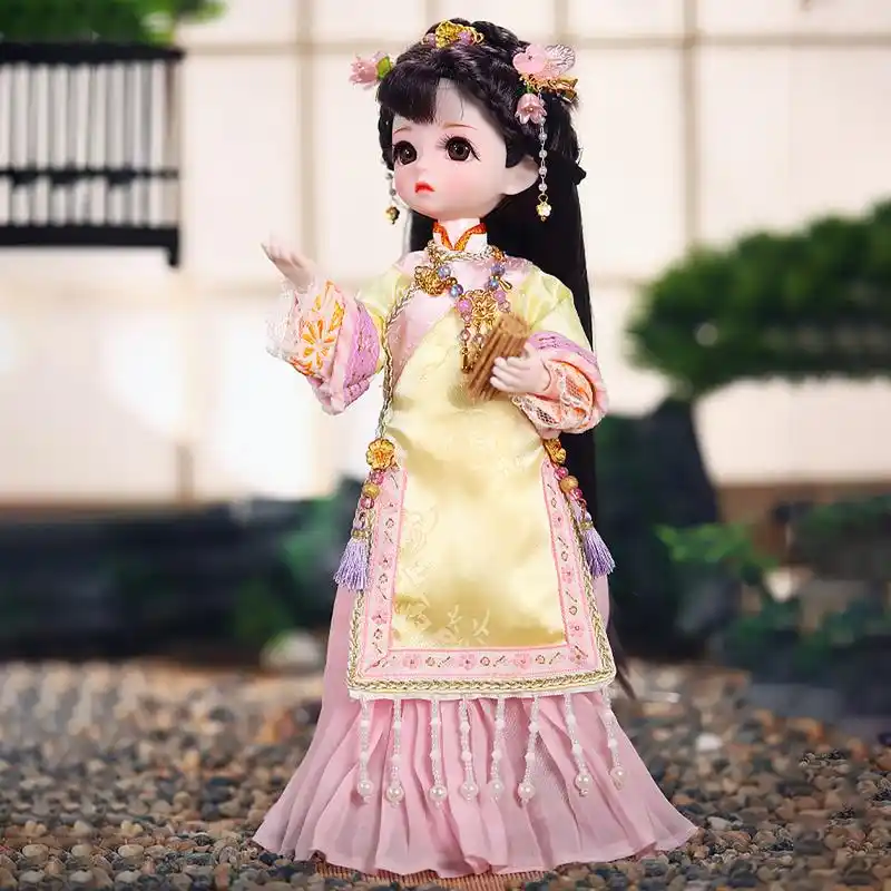这款28cm尺寸的6分bjd洋娃娃将带您穿越时光,回到清朝风格的旗袍时代.