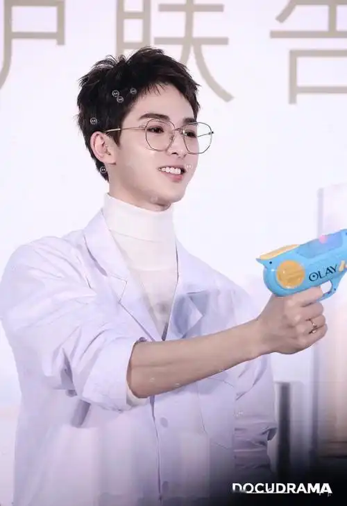 网友议论朱正廷与眼镜的适配度是不是很高感觉气质都变了很多