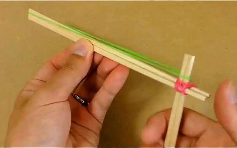 教你用一次性筷子自制橡皮筋发射器,简单又好玩!_哔哩哔哩_bilibili