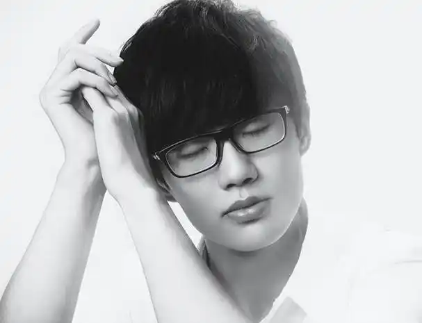 "过气歌手"许嵩:力压周杰伦却被质疑抄袭,被央视点名表扬13