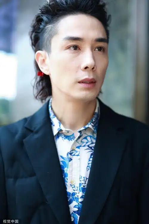 李承铉前往《披荆斩棘》录制上班 大背头造型十分酷炫_凤凰网