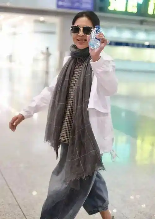 穿牛仔裤"竹竿腿"抢镜,身高173成穿搭榜样_西装_显得_精神