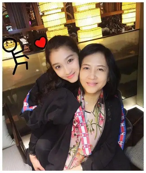 妹妹成大明星,姐姐在卖拉面,网友:看着有点尴尬|关晓珊|关晓彤|拉面