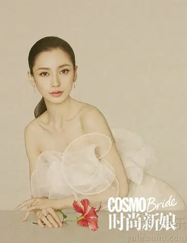 angelababy穿婚纱登封面 古典温柔含情脉脉